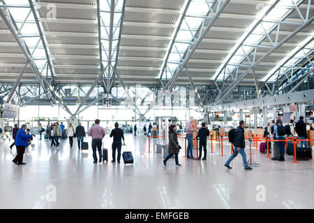 Les touristes avec des valises à l'aéroport de Hambourg à l'hôtel salon Banque D'Images