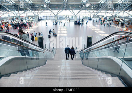 Les touristes avec des valises à l'aéroport de Hambourg à l'hôtel salon Banque D'Images