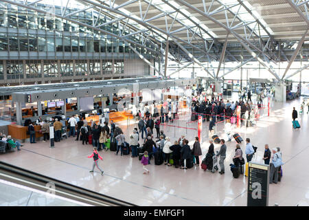 Les touristes avec des valises à l'aéroport de Hambourg à l'hôtel salon Banque D'Images