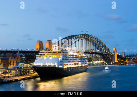 La circulation des bateaux autour de Circular Quay à l'heure de pointe sur une soirée d'été à Sydney, Australie Banque D'Images