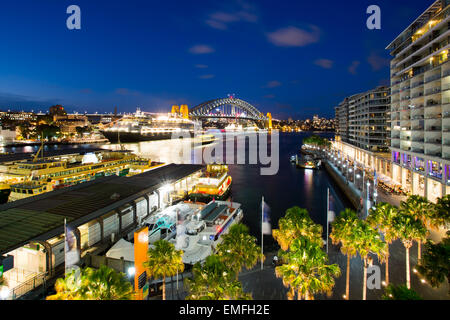 La circulation des bateaux autour de Circular Quay à l'heure de pointe sur une soirée d'été à Sydney, Australie Banque D'Images