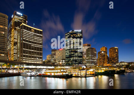 Circular Quay à l'heure de pointe sur une soirée d'été à Sydney, Australie Banque D'Images