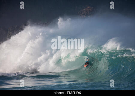 Body boarder Iain Campbell la capture de certains à Waimea Bay shore break. Banque D'Images