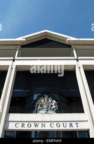 L'extérieur de Kingston crown court, Kingston upon Thames, Surrey, Angleterre, avec armoiries royales Banque D'Images