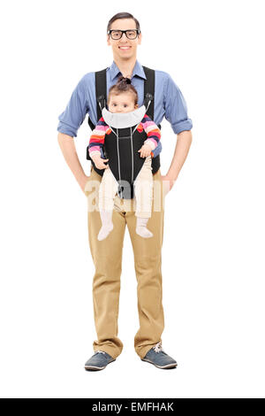 Portrait d'un jeune père joyeux posant avec sa petite fille isolée sur fond blanc Banque D'Images