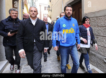 Le secrétaire fédéral de la Ligue du Nord (Lega Nord) Matteo Salvini (2 à droite) avant une réunion à Cividale del Friuli Banque D'Images