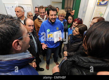 Le secrétaire fédéral de la Ligue du Nord (Lega Nord) Matteo Salvini (au centre) rencontre ses électeurs avant une réunion Banque D'Images