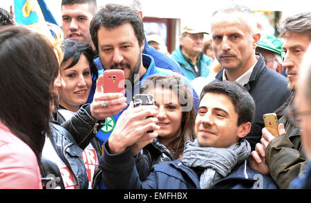 Le secrétaire fédéral de la Ligue du Nord (Lega Nord) Matteo Salvini prend un sefie avant une réunion à Cividale Banque D'Images