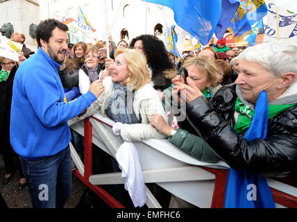 Le secrétaire fédéral de la Ligue du Nord (Lega Nord) Matteo Salvini accueille ses électeurs d'une réunion à Cividale del Friuli Banque D'Images