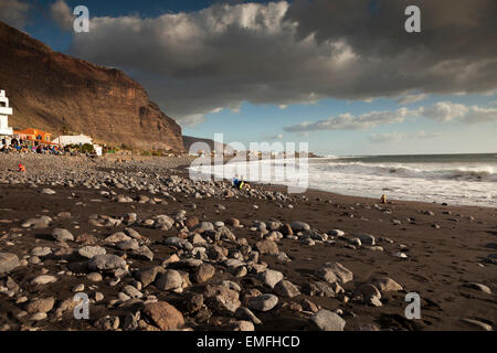 Arche nuages sur la plage de sable noir Playa de La Calera, Valle Gran Rey, La Gomera, Canary Islands, Spain, Europe Banque D'Images