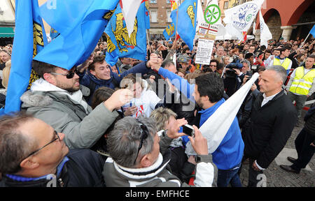 Le secrétaire fédéral de la Ligue du Nord (Lega Nord) Matteo Salvini accueille ses électeurs d'une réunion à Cividale del Friuli Banque D'Images