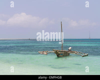 Les pêcheurs traditionnels sur l'eau turquoise boutre, Mbudya Island, près de Dar es Salaam, en Tanzanie, Afrique de l'Est. Banque D'Images