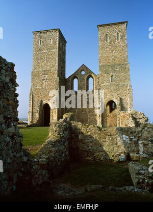 Twin Towers à partir de la fin du 12e siècle une église normande dans le fort romain de Regulbium, Reculver, Kent, Angleterre Banque D'Images