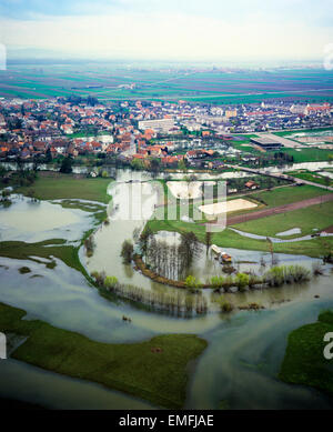 Vue aérienne de champs inondés et Benfeld village Alsace France Banque D'Images