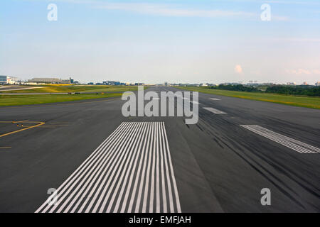 La piste de l'aéroport vide Banque D'Images