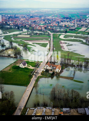 Vue aérienne de champs inondés et Benfeld village Alsace France Banque D'Images