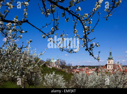 Vue depuis la colline de Petrin qui fleurit sur l'église de Saint-Nicolas, l'église Notre Dame de la Victoire Prague, République Tchèque Banque D'Images