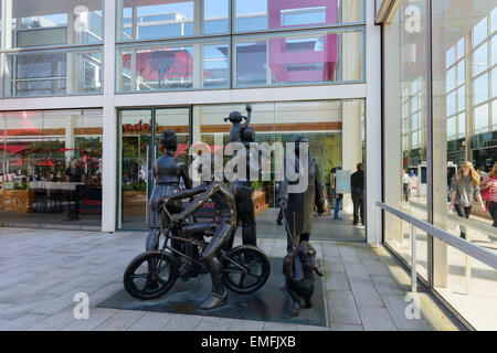 Vox Pop (la famille) sculpture de John Clinch dans Queens Court Central Milton Keynes. Banque D'Images