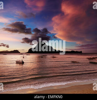 El Nido bay et l'île Cadlao au coucher du soleil, Palawan, Philippines Banque D'Images