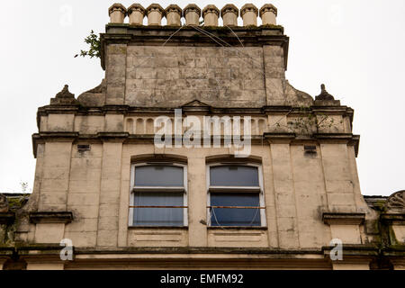 Une rangée de pots de cheminée édouardienne écossais sur le toit d'un bâtiment du début du xxe siècle dans le centre de Dundee, Royaume-Uni Banque D'Images