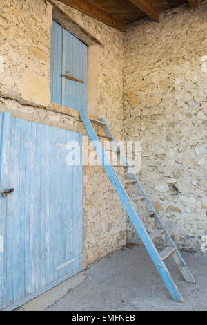 Vieux Français grange avec portes bleues et escaliers Banque D'Images