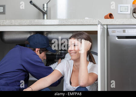 Plombier travaillant sur la cuisine Banque D'Images