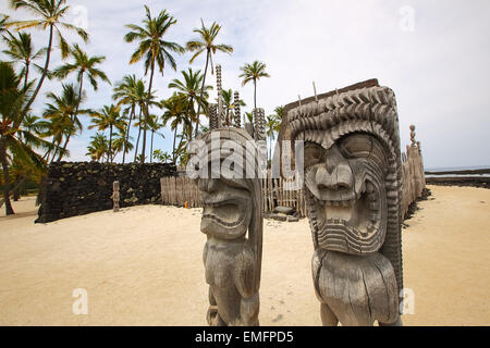 Dieux tiki sculpté à Puuhonua O Honaunau (Ville de Refuge) Parc National, l'île principale d'Hawaii Banque D'Images