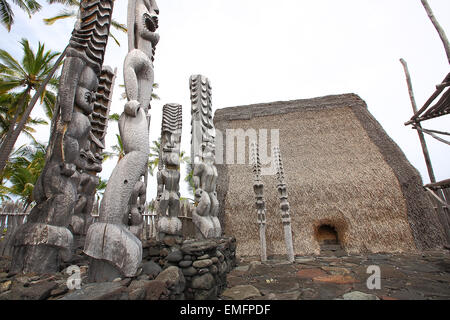 Dieux tiki sculpté à Puuhonua O Honaunau (Ville de Refuge) Parc National, l'île principale d'Hawaii Banque D'Images