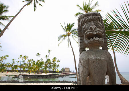 Dieux tiki sculpté à Puuhonua O Honaunau (Ville de Refuge) Parc National, l'île principale d'Hawaii Banque D'Images