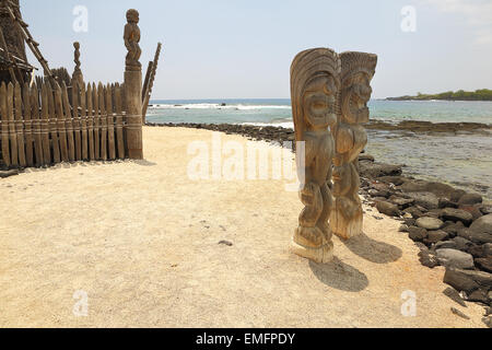 Dieux tiki sculpté à Puuhonua O Honaunau (Ville de Refuge) Parc National, l'île principale d'Hawaii Banque D'Images