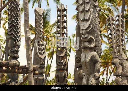 Dieux tiki sculpté à Puuhonua O Honaunau (Ville de Refuge) Parc National, l'île principale d'Hawaii Banque D'Images