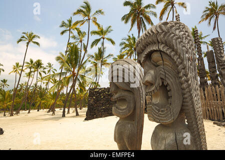 Dieux tiki sculpté à Puuhonua O Honaunau (Ville de Refuge) Parc National, l'île principale d'Hawaii Banque D'Images