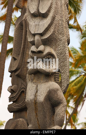 Dieux tiki sculpté à Puuhonua O Honaunau (Ville de Refuge) Parc National, l'île principale d'Hawaii Banque D'Images