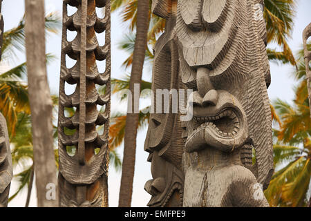 Dieux tiki sculpté à Puuhonua O Honaunau (Ville de Refuge) Parc National, l'île principale d'Hawaii Banque D'Images