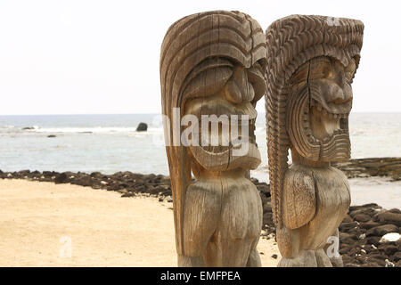 Dieux tiki sculpté à Puuhonua O Honaunau (Ville de Refuge) Parc National, l'île principale d'Hawaii Banque D'Images