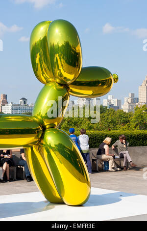 Balloon dog à Jeff Koons sur le toit de Metropolitan Museum of Art de New York en octobre 2008 Banque D'Images