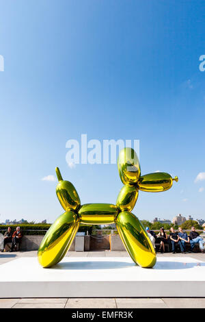 Balloon dog à Jeff Koons sur le toit de Metropolitan Museum of Art de New York en octobre 2008 Banque D'Images