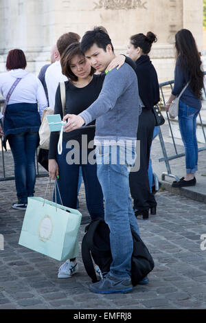 Young couple taking self portrait a l'aide d'un bâton selfies à Paris, France Banque D'Images