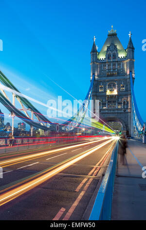 Tower Bridge à Londres, UK dans la nuit avec un déménagement red bus double étage laissant des traces de lumière Banque D'Images