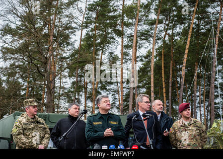 Lviv, Ukraine. Apr 20, 2015. Petro Poroshenko, le président ukrainien, prend la parole lors de la cérémonie d'ouverture de l'Ukrainien-nous exercer sans peur au gardien de la paix internationale et la sécurité, l'viv, la région de Lviv, Ukraine. © Photo de Oleksandr Rupeta/Alamy Live News Crédit : Oleksandr Rupeta/Alamy Live News Banque D'Images