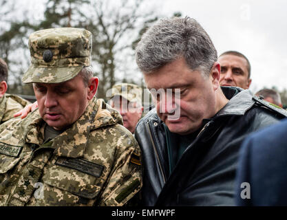 Lviv, Ukraine. Apr 20, 2015. Petro Poroshenko, le président ukrainien, mettre la main sur l'épaule de la société Muzhenko, chef d'état-major général, au cours de la cérémonie d'ouverture de l'Ukrainien-nous exercer sans peur au gardien de la paix internationale et la sécurité, l'viv, la région de Lviv, Ukraine. © Photo de Oleksandr Rupeta/Alamy Live News Crédit : Oleksandr Rupeta/Alamy Live News Banque D'Images