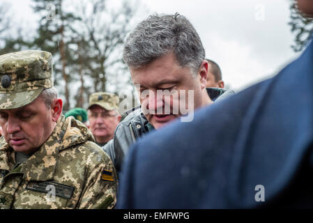 Lviv, Ukraine. Apr 20, 2015. Petro Poroshenko, le président ukrainien, mettre la main sur l'épaule de la société Muzhenko, chef d'état-major général, au cours de la cérémonie d'ouverture de l'Ukrainien-nous exercer sans peur au gardien de la paix internationale et la sécurité, l'viv, la région de Lviv, Ukraine. © Photo de Oleksandr Rupeta/Alamy Live News Crédit : Oleksandr Rupeta/Alamy Live News Banque D'Images