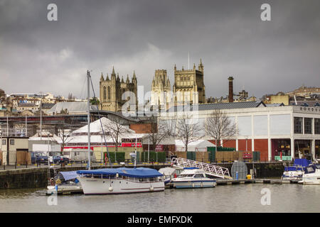 Vue de la cathédrale et de l'Édifice commémoratif de testaments de port flottant, ville de Bristol, Royaume-Uni Banque D'Images