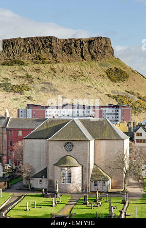 Canongate Kirk un 17e siècle église presbytérienne avec le siège d'Arthur en toile de fond, Édimbourg, Écosse, Royaume-Uni Banque D'Images