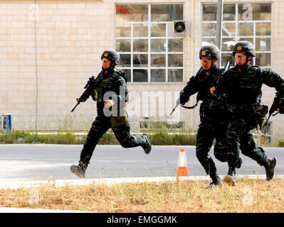 Amman, Jordanie. Apr 20, 2015. Les membres de la Police spéciale de Chine assister à la compétition des forces spéciales à Amman, Jordanie, le 20 avril 2015. La Jordanie le samedi a lancé un concours entre les équipes de forces spéciales de 18 pays, dont la Chine, les États-Unis et la Russie. Credit : Jiang Shaoqing/Xinhua/Alamy Live News Banque D'Images