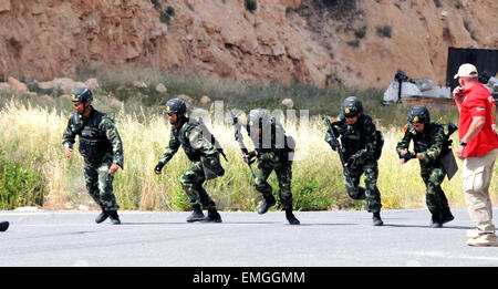 Amman, Jordanie. Apr 20, 2015. Les membres de la Police spéciale de Chine assister à la compétition des forces spéciales à Amman, Jordanie, le 20 avril 2015. La Jordanie le samedi a lancé un concours entre les équipes de forces spéciales de 18 pays, dont la Chine, les États-Unis et la Russie. Credit : Jiang Shaoqing/Xinhua/Alamy Live News Banque D'Images