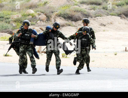 Amman, Jordanie. Apr 20, 2015. Les membres de la Police spéciale de Chine assister à la compétition des forces spéciales à Amman, Jordanie, le 20 avril 2015. La Jordanie le samedi a lancé un concours entre les équipes de forces spéciales de 18 pays, dont la Chine, les États-Unis et la Russie. Credit : Jiang Shaoqing/Xinhua/Alamy Live News Banque D'Images