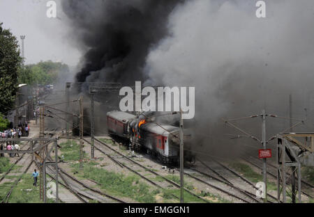 New Delhi, Inde. Apr 21, 2015. Deux Rajdhani Express a pris feu aujourd'hui à la gare de New Delhi. Le feu a été signalé dans deux AC entraîneurs de Bhubaneswar Rajdhani, et un garde-manger voiture et trois entraîneurs de l'AC Sealdah Rajdhani Express. Credit : Wasim Sarvar/Pacific Press/Alamy Live News Banque D'Images