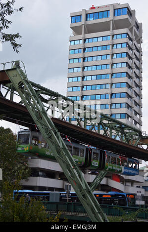 Train articulé sur la schwebebahn, suspendu, de fer, Wuppertal Nordrhein-Westfalen, Allemagne Banque D'Images