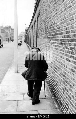 Les hauts murs entourant le foyer pour personnes âgées dans le sud du village de Stepney. Circa 1963 Banque D'Images